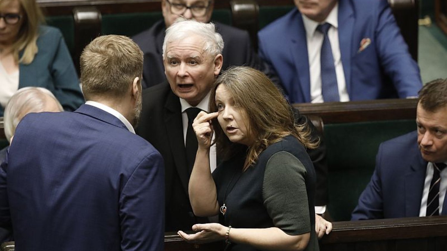 Posłanka Joanna Lichocka (PiS) pokazała w Sejmie wulgarny gest. Sama twierdzi, że przez przypadek.