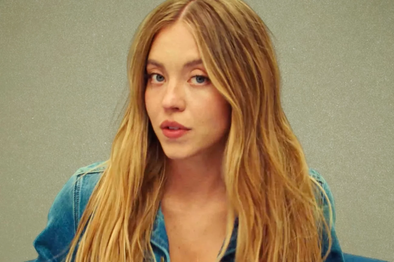 Reklama z Sydney Sweeney oburzyła świat. Puszcza oko do skrajnej prawicy?
