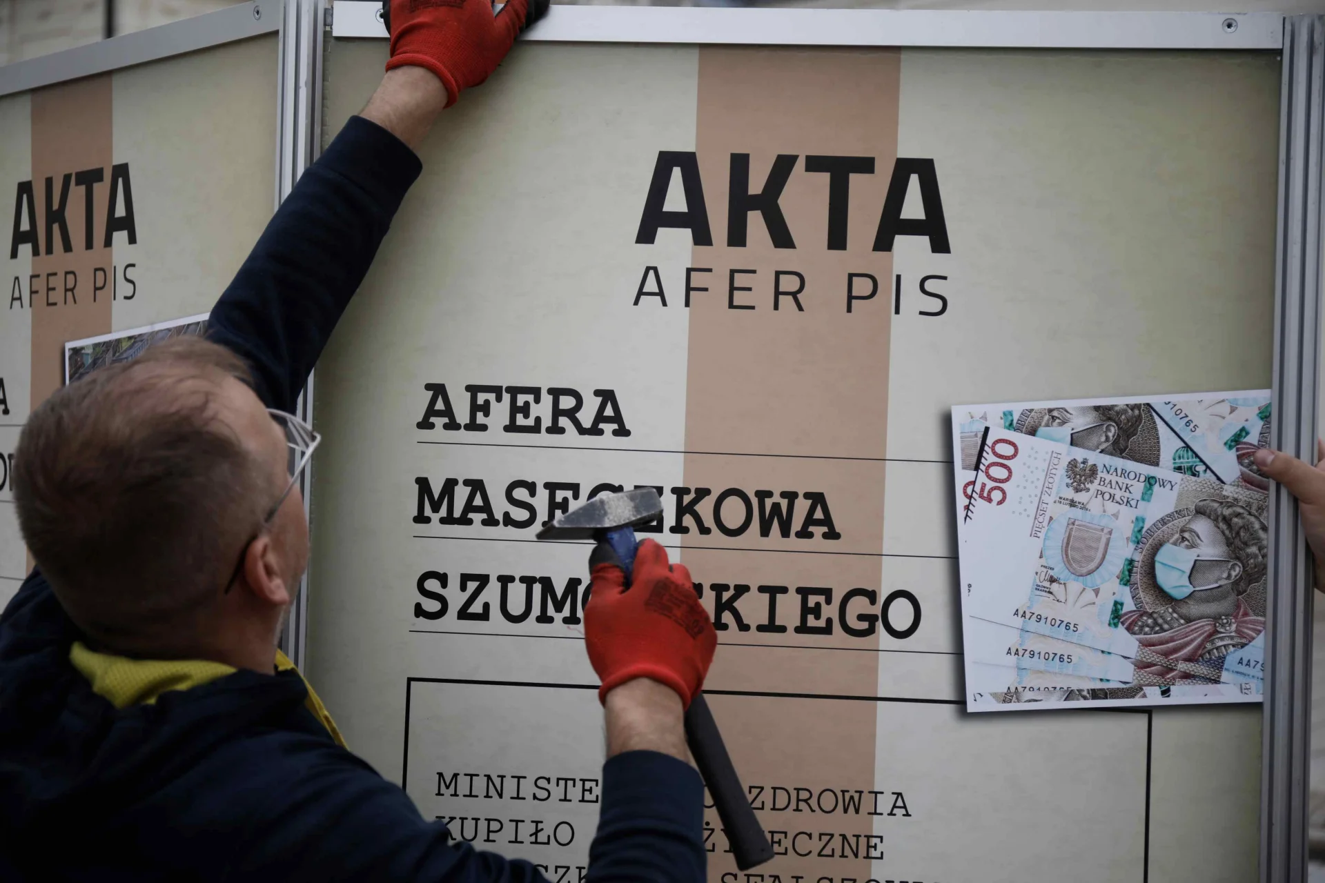Wystawa "100 afer PiS" popsuje humor Andrzejowi Dudzie.