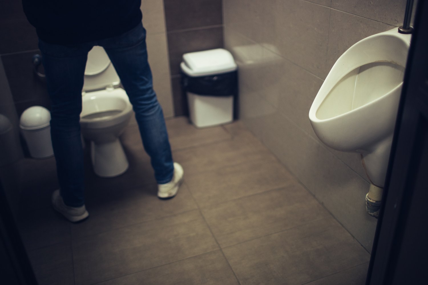 W męskich toaletach niestety rzadko jest przyjemnie.