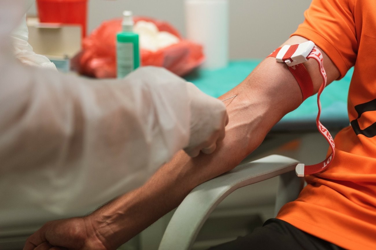 Badania krwi zlecone przez lekarza POZ mogą pomóc szybko zdiagnozować szpiczaka.