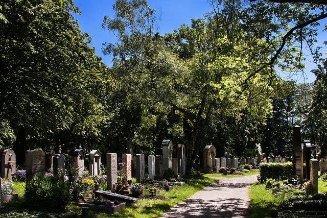 Świńskie łby na nagrobku. Tak młodzi muzycy z Łodzi robili okładkę do płyty.