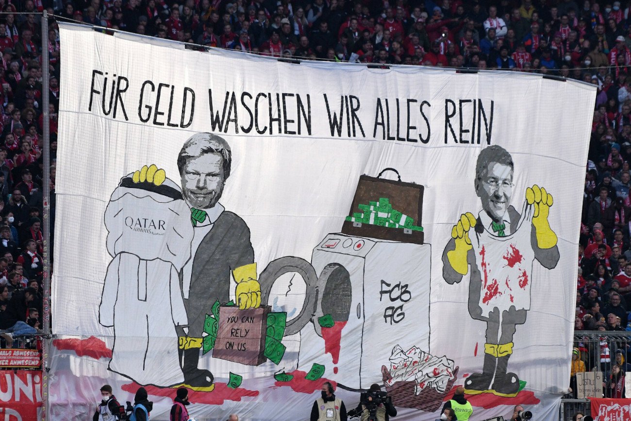 Oprawa kibiców Bayernu Monachium podczas sobotniego meczu Bundesligi z Freiburgiem nie pozostawiła wątpliwości.