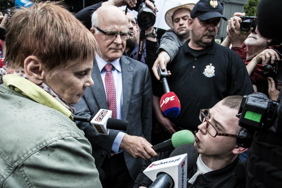 Janina Ochojska rozmawia z Adrianem Glinką pod Sejmem. Marszałek Kuchciński nie wpuścił jej do gmachu parlamentu.