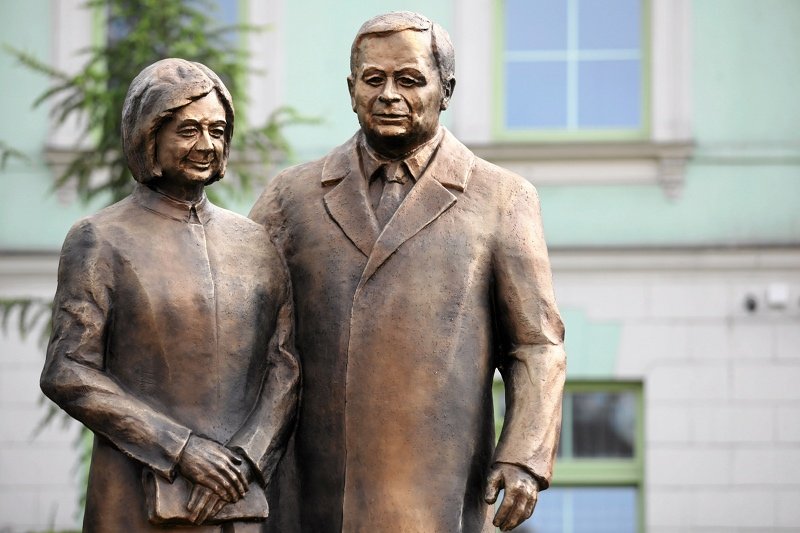 Jarosław Kaczyński odsłonił pomnik Marii i Lecha Kaczyńskich w Radomiu