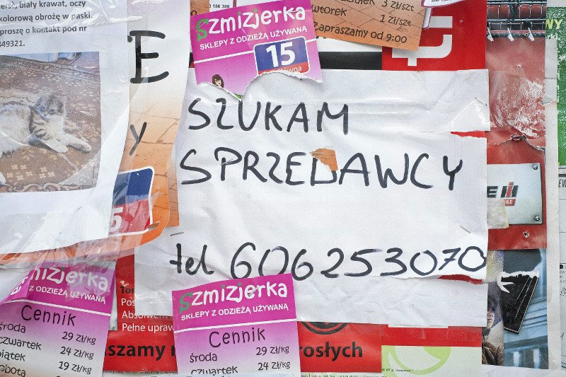 W małych i średnich miastach nie warto szukać pracy przez ogłoszenia lub osobiście, bo pracodawcy wolą zatrudniać na czarno. Lepiej zaufać doświadczonym firmom HR, one pomogą znaleźć odpowiednią posadę.