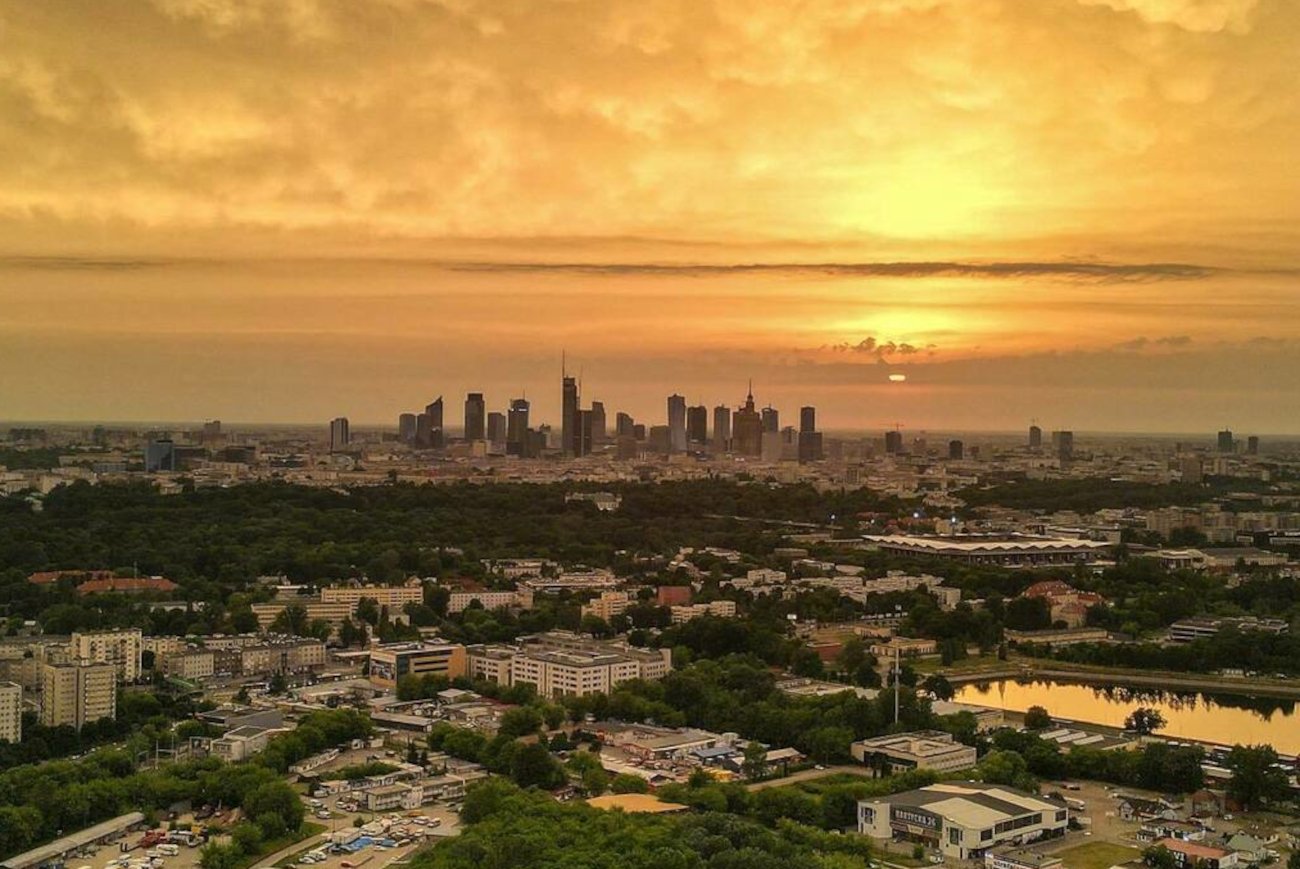 Żółte niebo nad Warszawą.