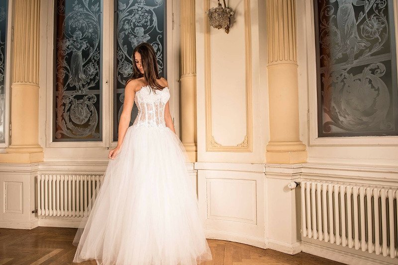 Dlaczego młode kobiety chcą być we współczesnym świecie "debiutantkami"?