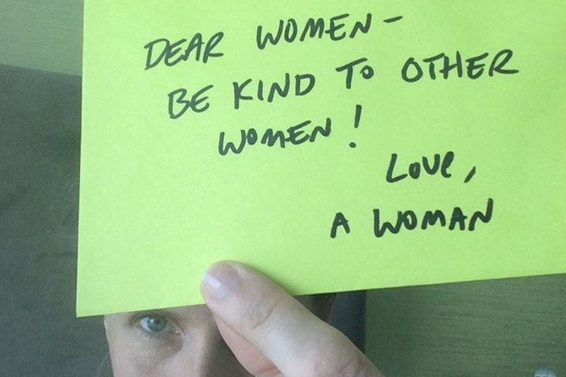 Bądźmy dla siebie miłe. Nie oceniajmy – apeluje Elizabeth Gilbert.