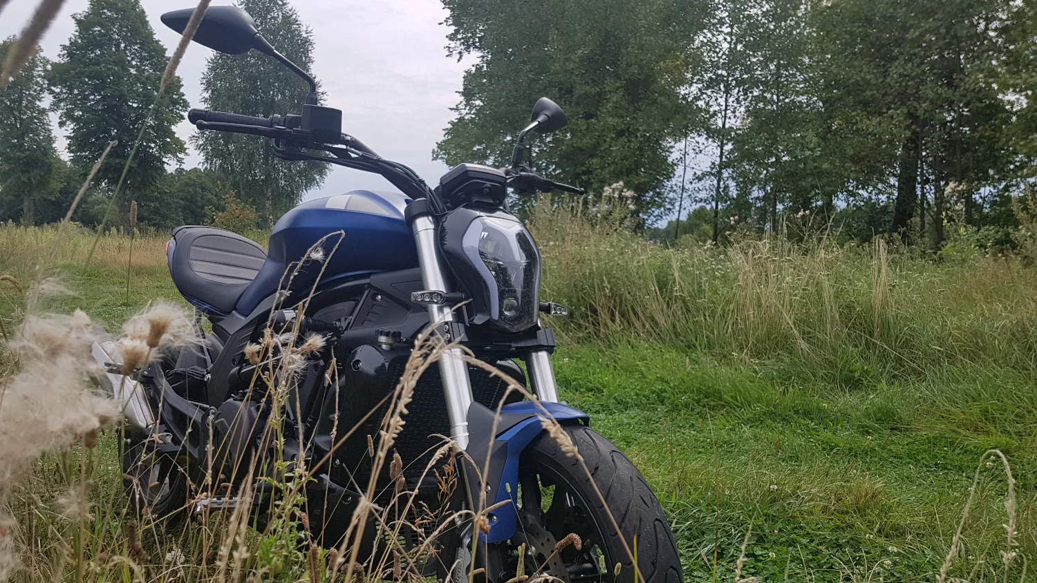 Przednia lampa może się kojarzyć z głową wielkiego owada, ale świetnie oświetla drogę.