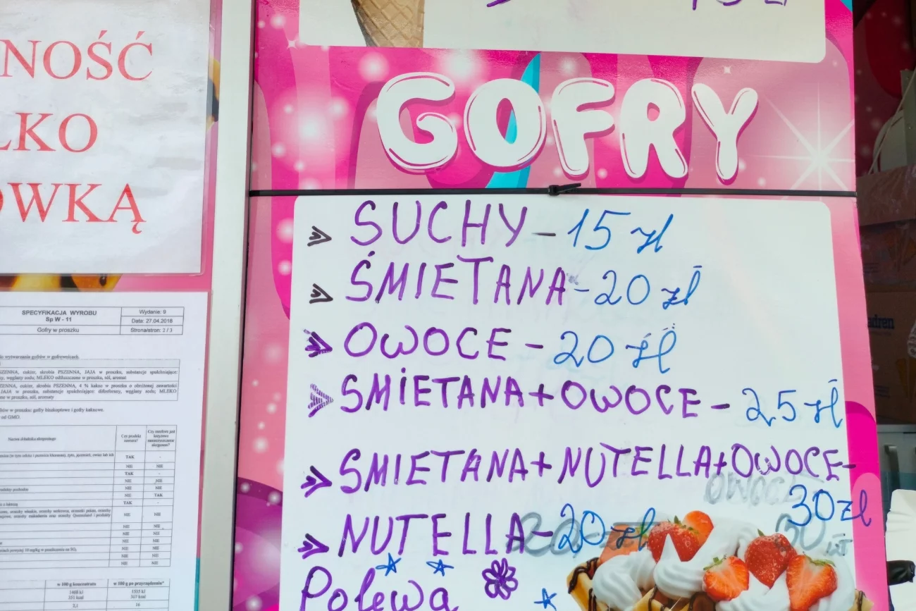 Tablica z cenami gofrów na jednym ze stoisk