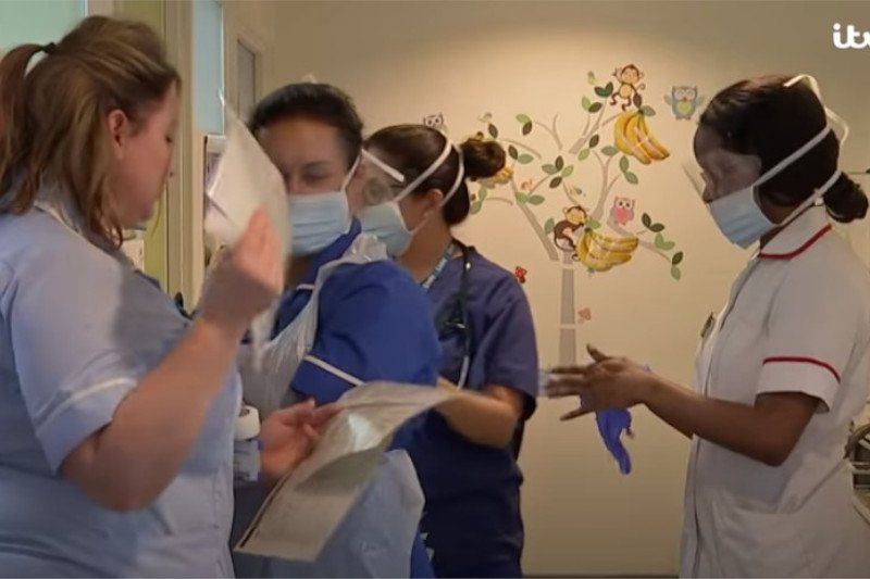 Rząd Wielkiej Brytanii chce zbadać, dlaczego tak duży odsetek zgonów wśród członków służby zdrowia to osoby z mniejszości etnicznych.