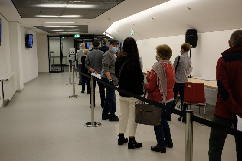 Chaos w punktach szczepień na Stadionie Narodowym w Warszawie. (zdjęcie ilustracyjne)