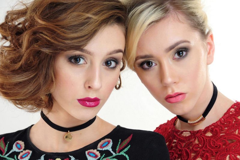 Te dziewczyny wystąpiły w słynnej sesji prezentującej makijaż na sylwestra. Podobne?