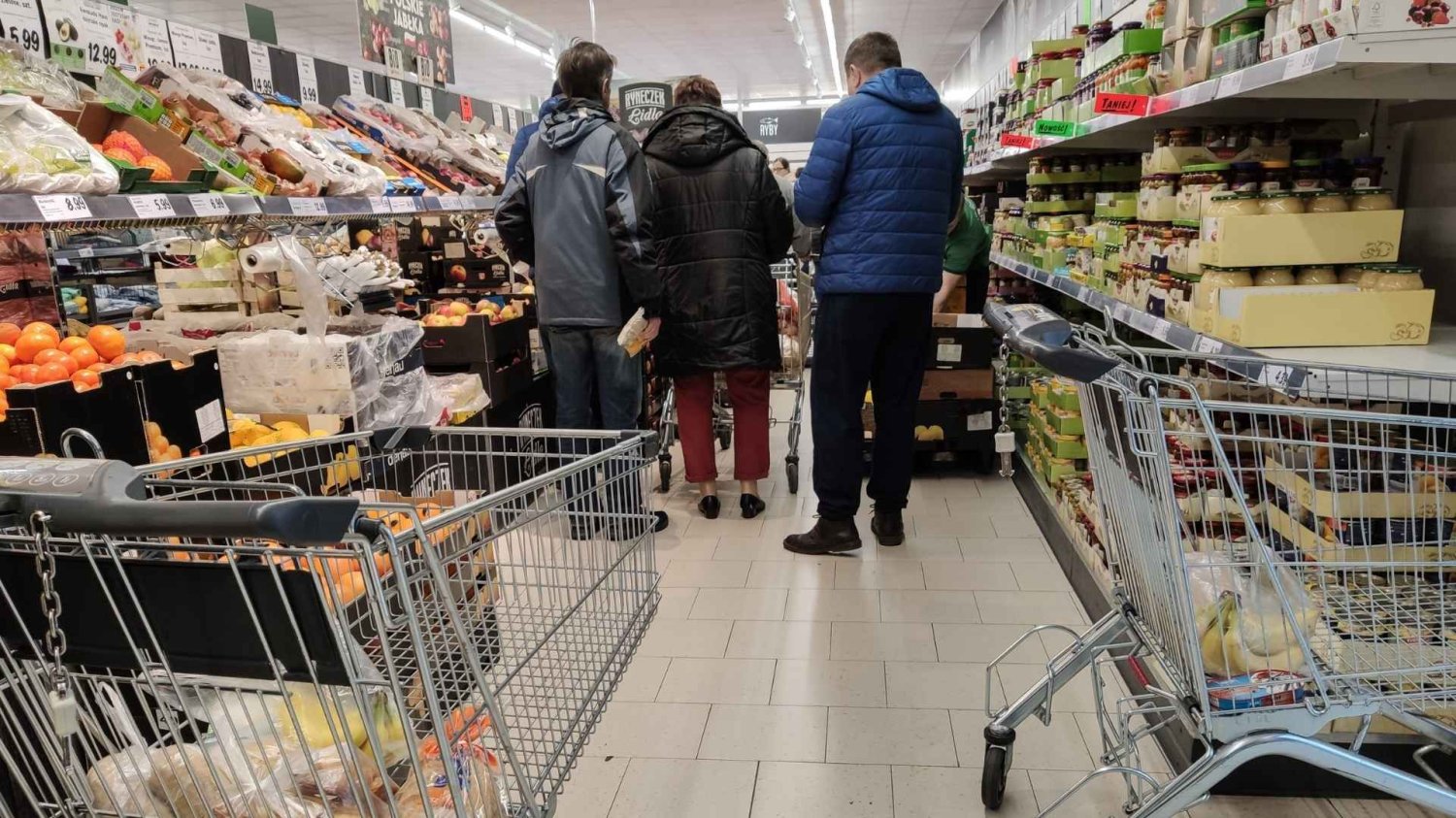 Lidl ma pilny komunikat. Sieć wycofuje jabłka czerwone "Gala Schnico".