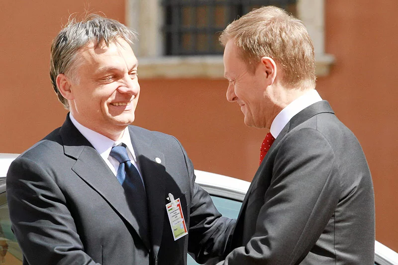 Donald Tusk w rozmowie z premierem Węgier Viktorem Orbanem.