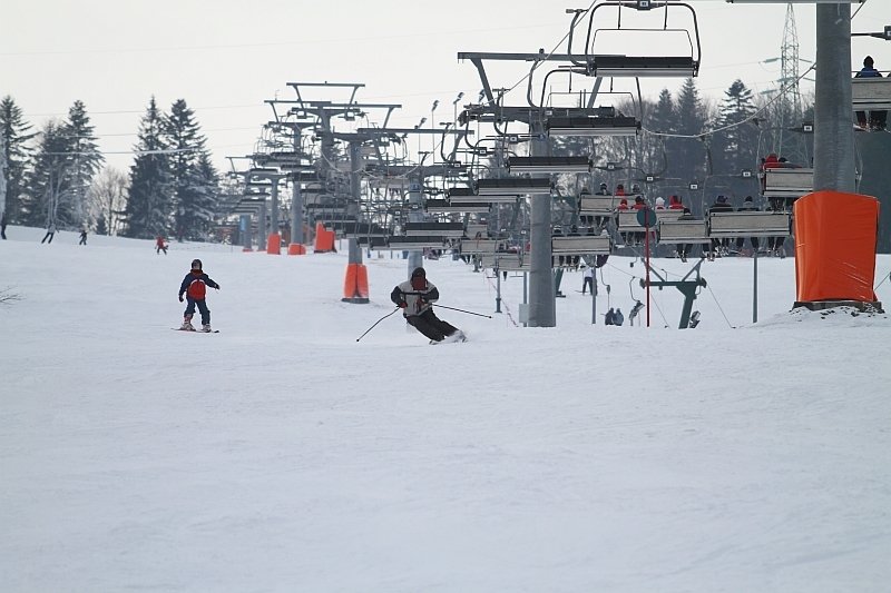 Do tragicznego zdarzenia doszło w Krynicy-Zdroju, gdzie w wyniku wypadku zginął narciarz.