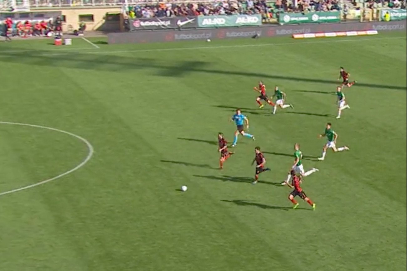 Piłkarze Górnika Zabrze w takiej sytuacji nie byli w stanie pokonać bramkarza Warty Poznań.