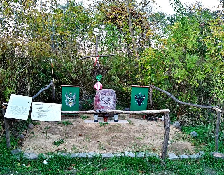 Spontanicznie wystawiony pomnik-symboliczny grób żołnierzy polskich i rosyjskich.