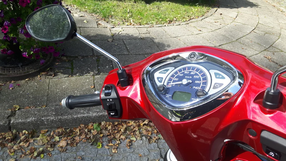Nad kierownicą króluje olbrzymi analogowy zegar.