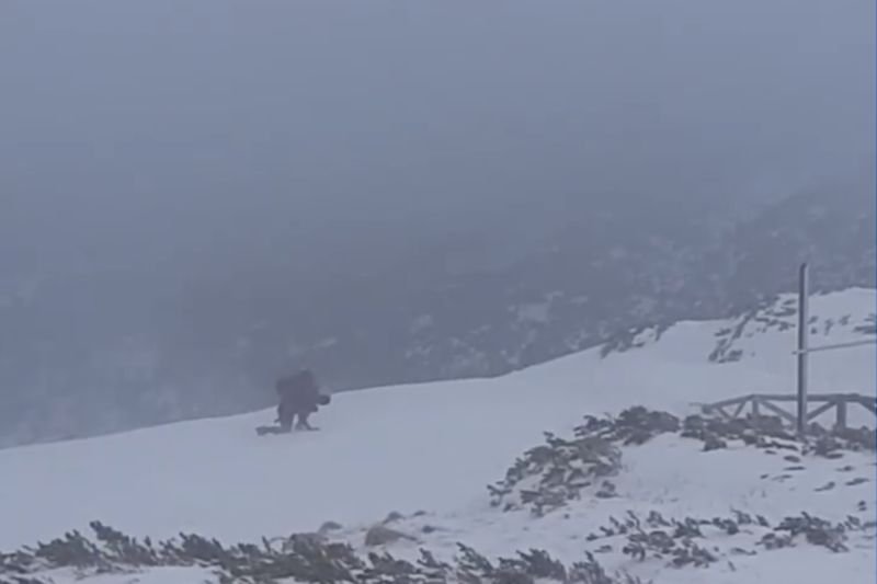 Dwóch mężczyzn wchodziło na Śnieżkę mimo trudnych warunków pogodowych. Jest nagranie w internecie.