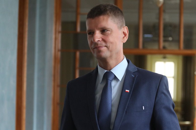 Odchodzący ministrowie mogą liczyć na odprawy w wysokości nawet trzech pensji.