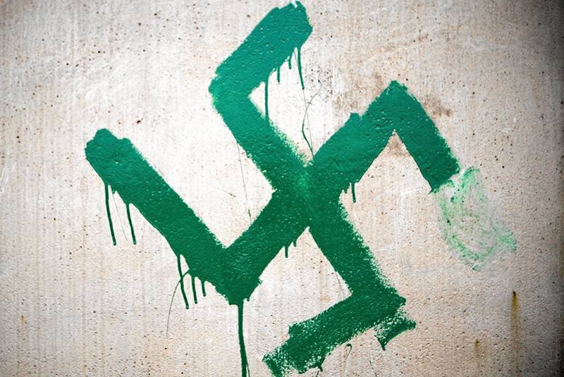 Jedwabne. Pomazany farbą pomnik pomordowanych Żydów.