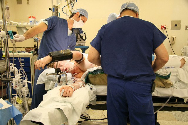 Anglicy boją się, że niedługo ich służba zdrowia przestanie być darmowa