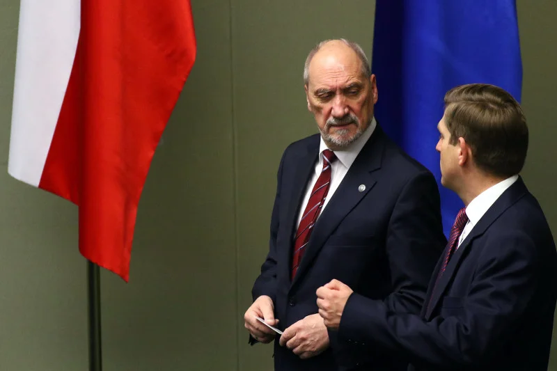 Wiceminister obrony narodowej Bartosz Kownacki postanowił zatroszczyć się o wizerunek. Wizerunek swojego szefa