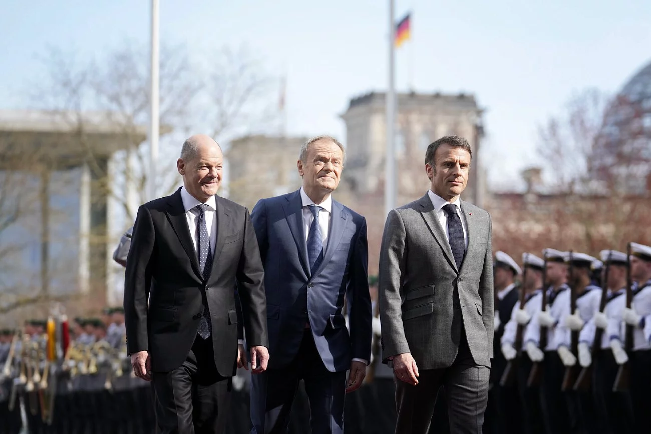 Kanclerz Niemiec Olaf Scholz, premier Polski Donald Tusk i prezydent Francji Emmanuel Macron w Berlinie.