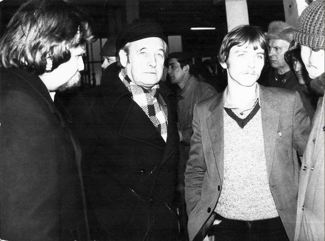 Fotografia z Andrzejem Wajdą w dniach kręcenia filmu "Człowiek z Żelaza" w 1981 roku.