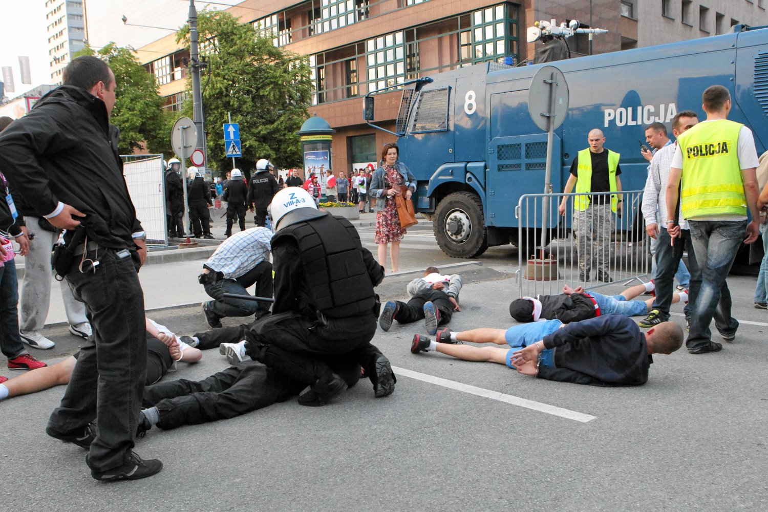 Policja zatrzymuje chuliganów podczas meczu Polska-Rosja