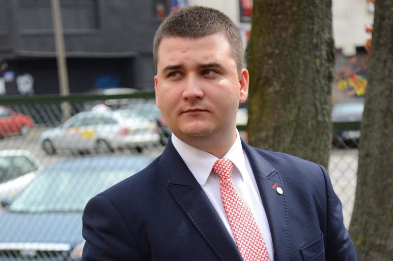 25 - letni Bartłomiej Misiewicz wykazał się na tyle dużym męstwem, aby otrzymać złoty medal zasług?