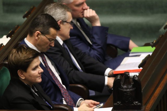 Możliwe, że Jarosław Kaczyński podjął już decyzję w sprawie rządu Beaty Szydło. Tylko nikt jeszcze nie wie, jaką.