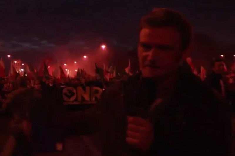 Jeden z chuliganów zaatakował reportera Ruchu Narodowego.