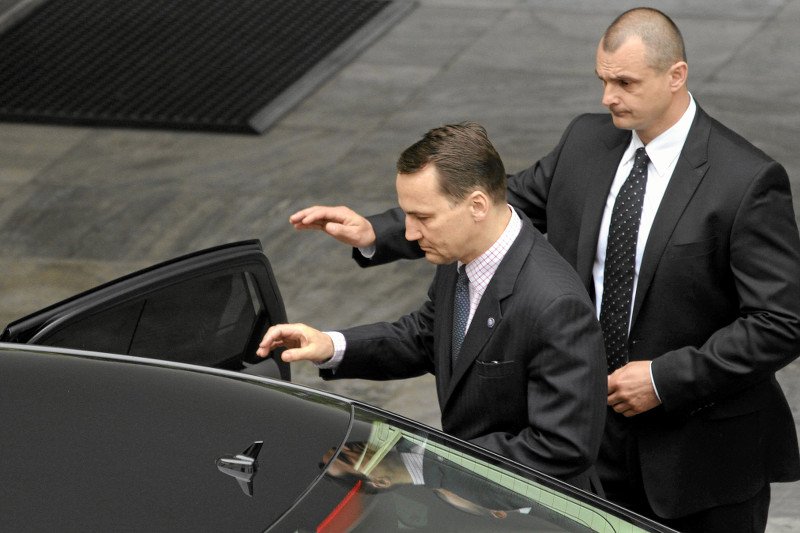 Sikorski pobierał pieniądze za paliwo, mimo że miał całodobową limuzynę?