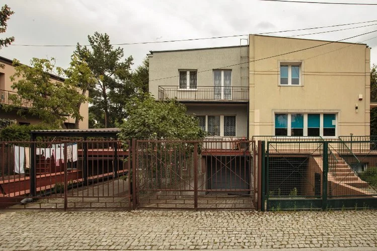 Blisko domu Jarosława krążą już dwa radiowozy. Jest także pieszy patrol.