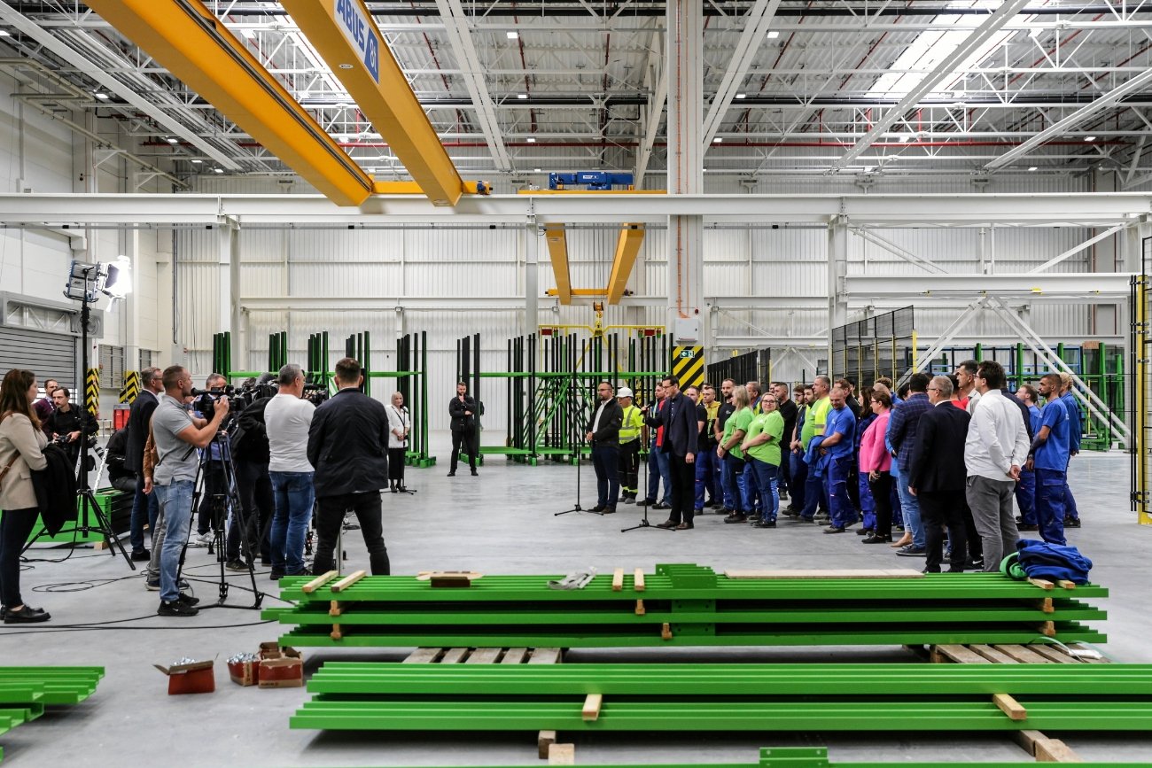 W firmie Eko-Okna masowe zwolnienia. A prezes pisze pracownikom o... uzależnionych