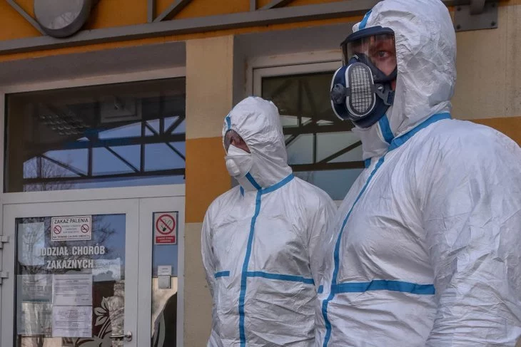 Pacjent z Zielonej Góry ze zdiagnozowanym koronawirusem ma wysoką gorączkę.