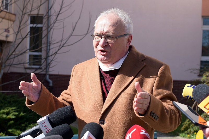 Prof. Krzysztof Simon dostał zakaz wypowiedzi na temat epidemii koronawirusa.