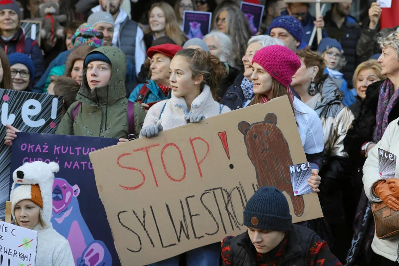 Na zdjęciu - protest organizowany przez "Tygodnik Podhalański" przeciwko urządzaniu sylwestra z TVP w otulinie Tatrzańskiego Parku Narodowego.