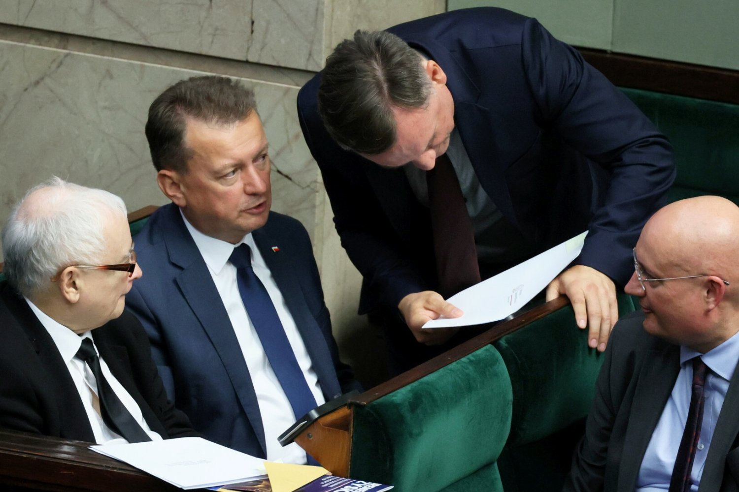 Ponad miesiąc do wyborów. Różne nastroje w PiS i KO po ostatnim sondażu.