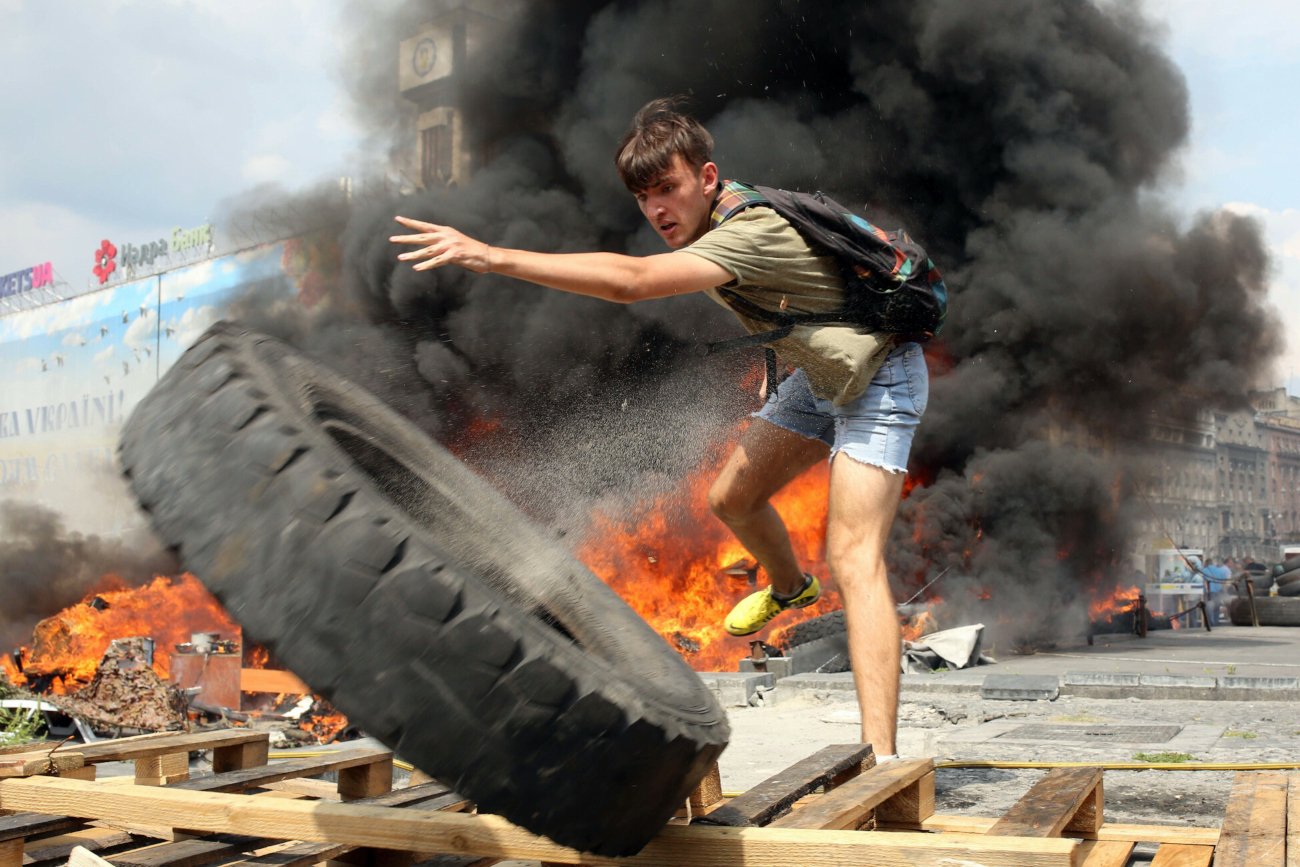 "Winter on fire. Ukraine's fight for freedom" – recenzja dokumentu Netflixa o protestach na Majdanie w latach 2013-2014. Na zdjęciu sprzątanie ulic Kijowa po protestach w sierpniu 2014 roku.
