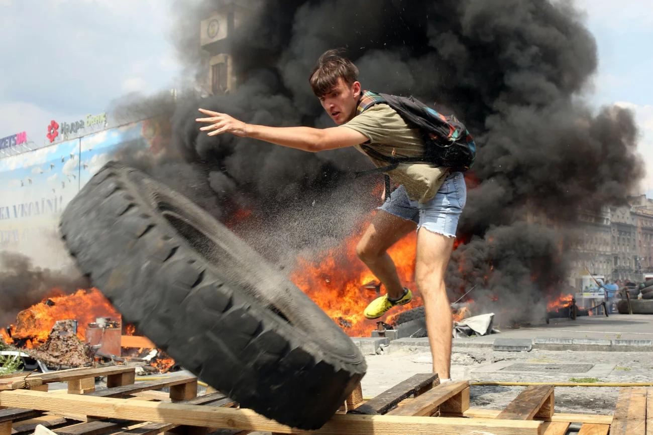"Winter on fire. Ukraine's fight for freedom" – recenzja dokumentu Netflixa o protestach na Majdanie w latach 2013-2014. Na zdjęciu sprzątanie ulic Kijowa po protestach w sierpniu 2014 roku.
