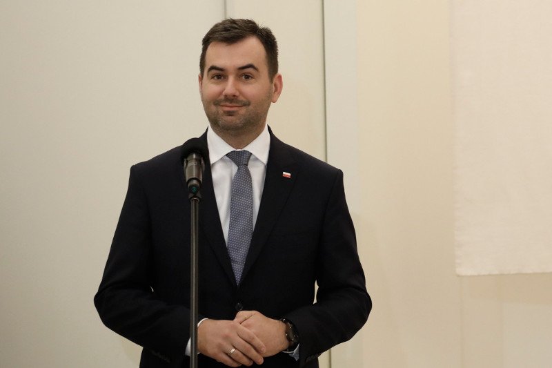 Kolizja pojazdu SOP na Opolszczyźnie. Rzecznik Andrzeja Dudy, Błażej Spychalski, komentuje.