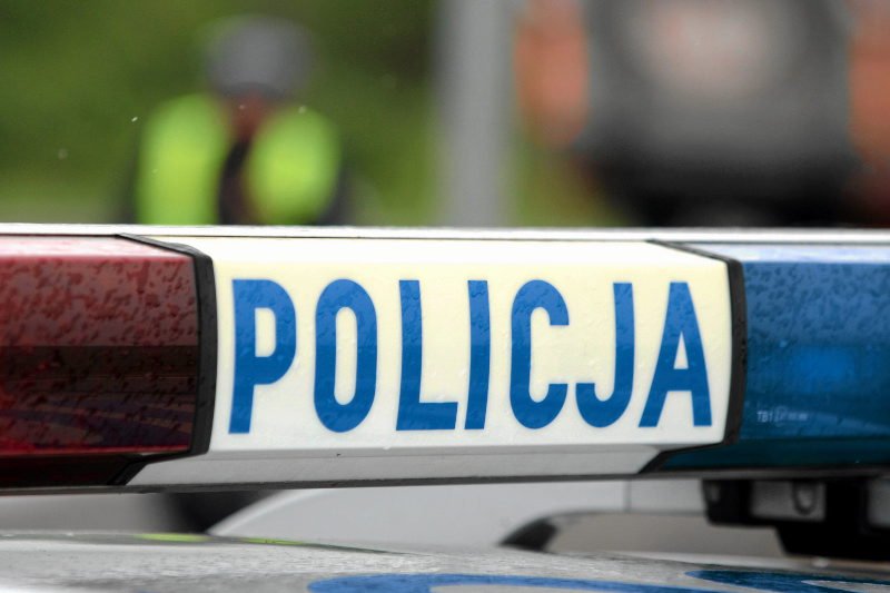 Kobieta uciekała przez okno przed agresywnym mężczyzną.