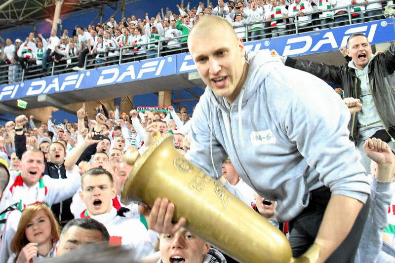 Piotr "Staruch" Staruchowicz na trybunach stadionu piłkarskiego.