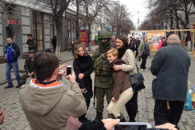 Selfie z żołnierzami, herbatka, kanapki - zobacz Krym z innej strony