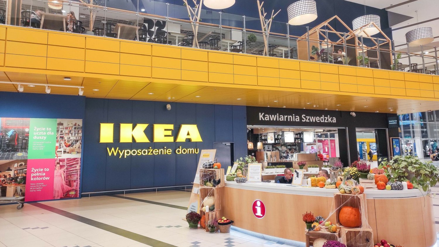 IKEA wycofuje ze sprzedaży lampy LED i girlandy. Powodem jest ryzyko porażenia prądem.