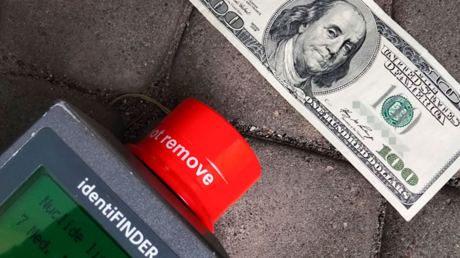 Napromieniowany banknot 100 dolarów.